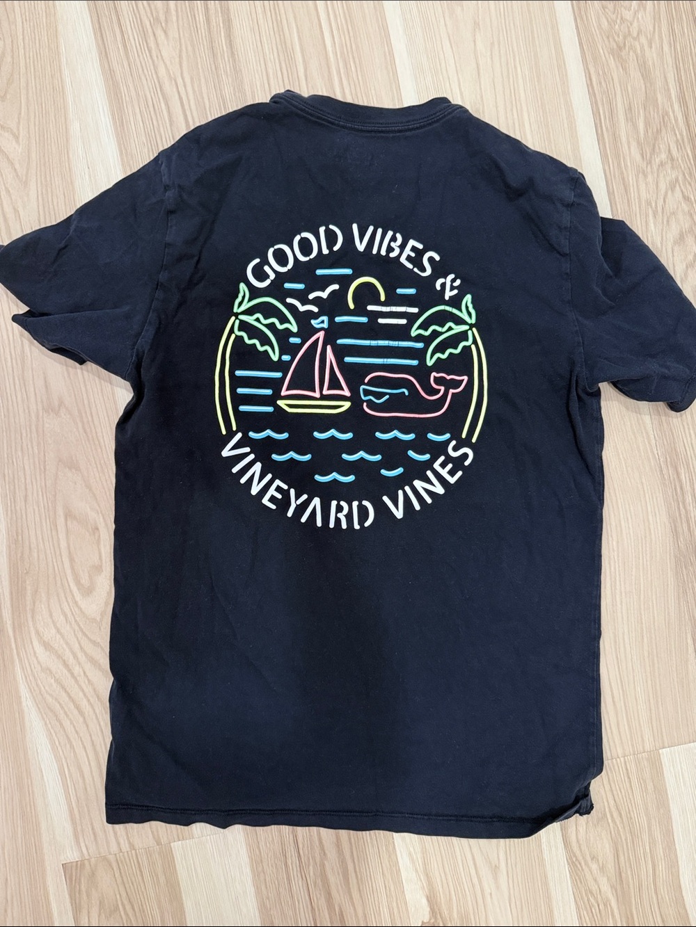 Vineyard Vines Black Tee with Neon Beach Graphic size small